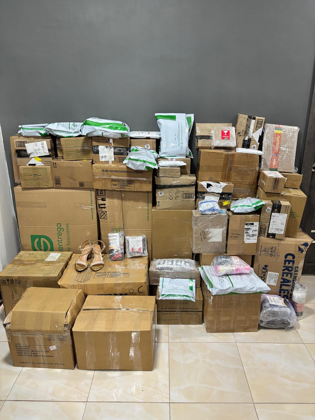 Paquetes consolidados listos para entrega en Ecuador