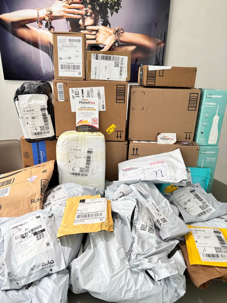 Bodega de PlanetPaq en Miami con productos recibidos